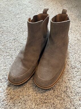 Women's Suede Chelsea Boots in Taupe
